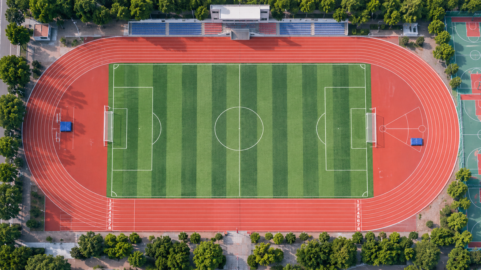 学校标准400米跑道照片